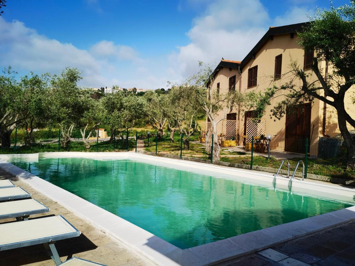 La Corte Degli Ulivi - Albergo Rurale トレズヌラーゲス エクステリア 写真